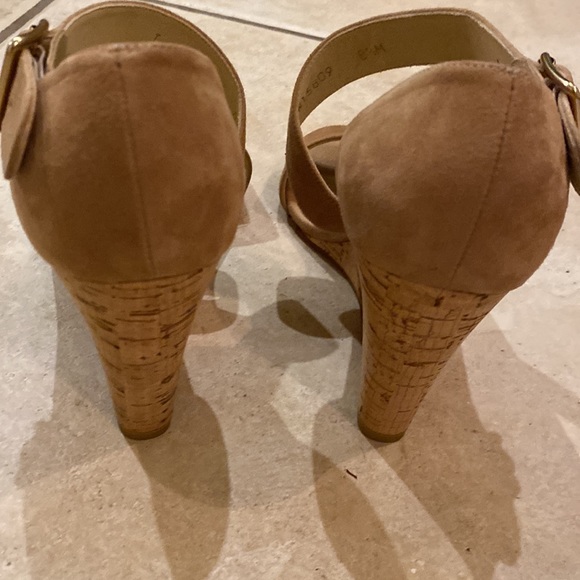 Never worn Stuart Weitzman caramel suede sandal - Picture 3 of 5